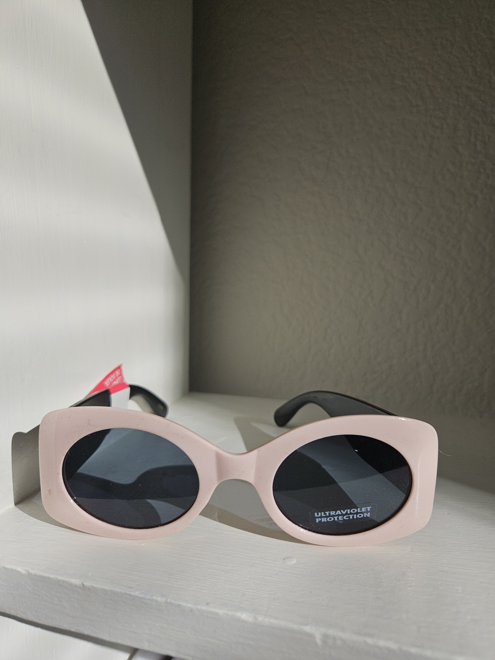 Source Unknown Pink Oval Sunglasses with Black Arms